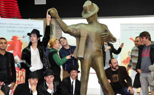 Памятник Майклу Джексону в Белграде