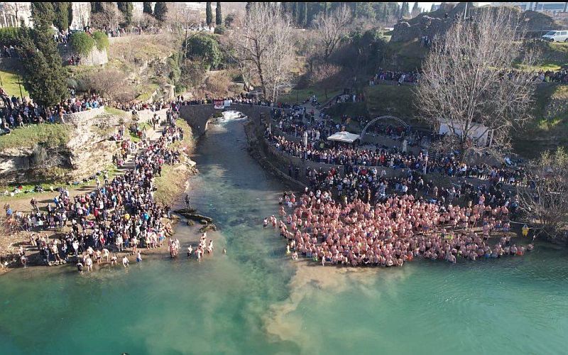 Заплыв за Богоявленским крестом в Подгорице 19 января 2026 года