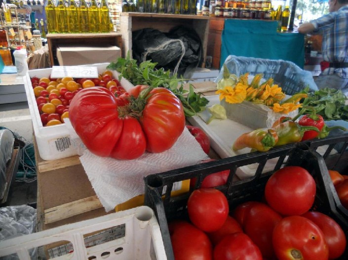 Уникальный помидор на рынке в Ровине. Фото: Glasistre.hr
