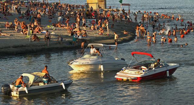 Отдыхающие на пляже "Штранд" в Нови-Саде