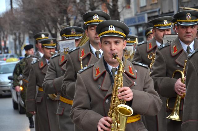 Дефиле военного оркестра в сербском Нише