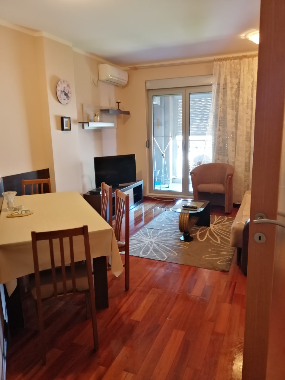 Двухкомнатная квартира на первой линии моря в Петроваце, Черногория