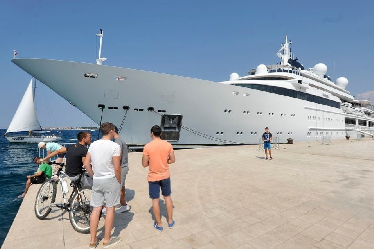 Мегаяхта Katara в порту Задара в сентябре 2016 года