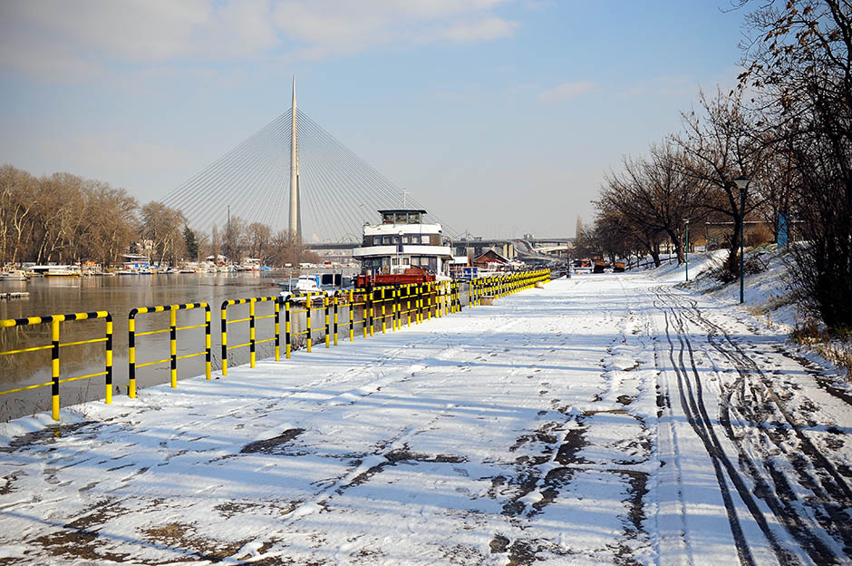 Зимний день на острове Ада-Циганлия в Белграде в январе 2016 г.