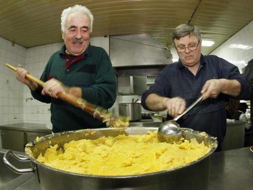 Приготовление черногорского качамака в Нови-Саде