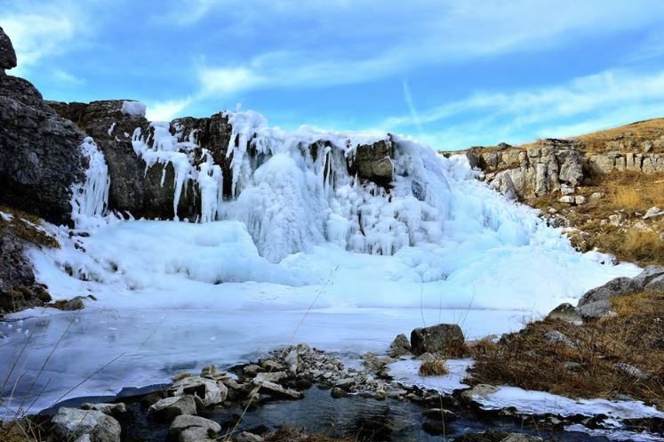 Замерзший водопад на горе Лукавица в Черногории