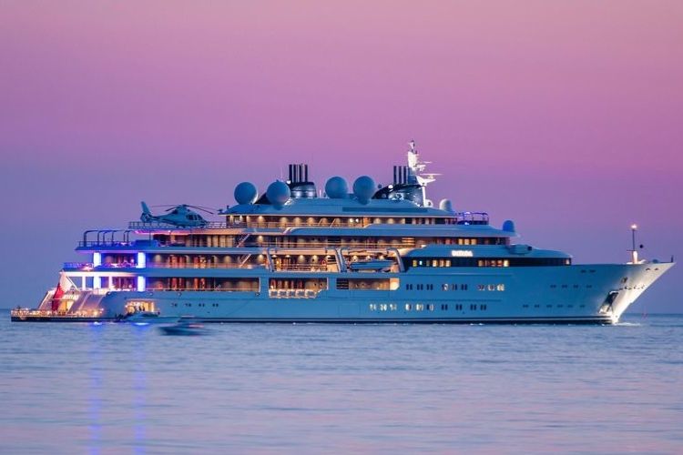 Яхта Katara в заливе Чикат у острова Лошинь