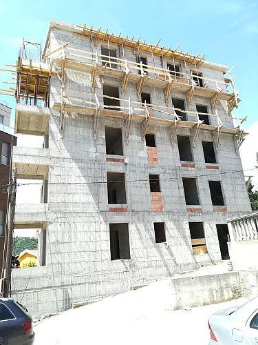 Четырехкомнатная квартира в новом комплексе у моря в Бечичи, Черногория