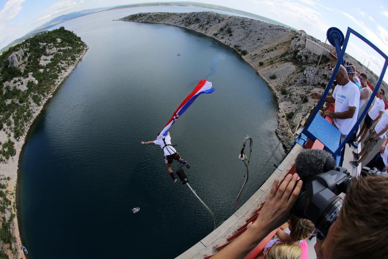 Банджи-джампинг в Задаре по случаю вступления Хорватии в ЕС