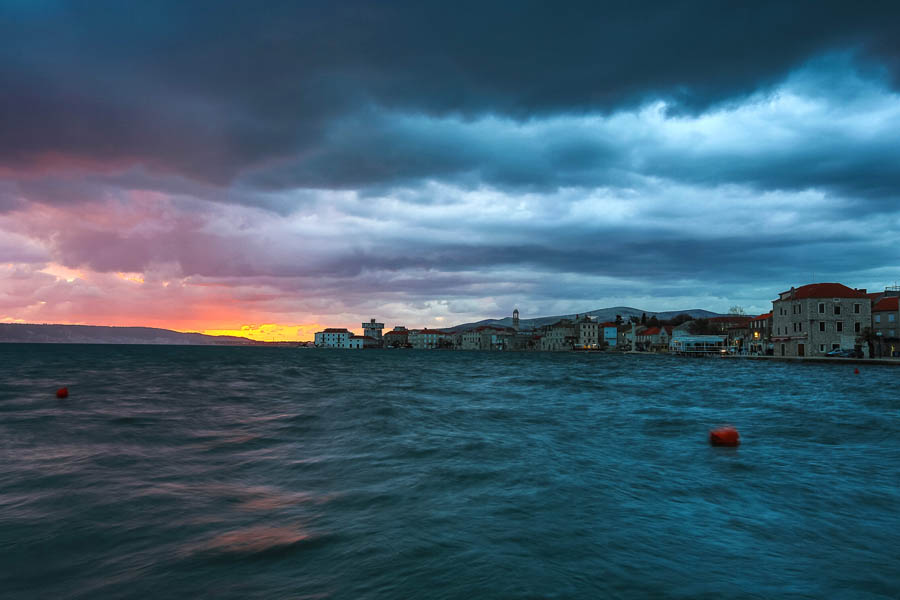 Закат в хорватском курорте Каштел-Стари