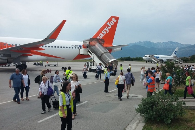 Самолет easyJet в Тивате. Фото: Boka News