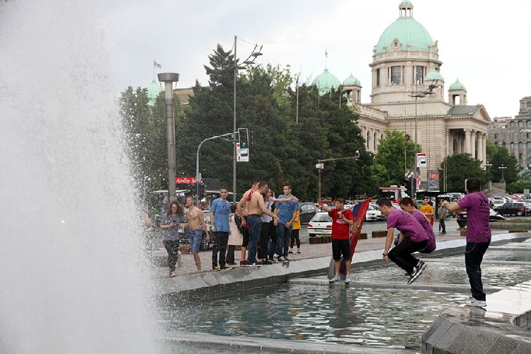 Выпускники белградских школ на улицах города в мае 2016 г. 