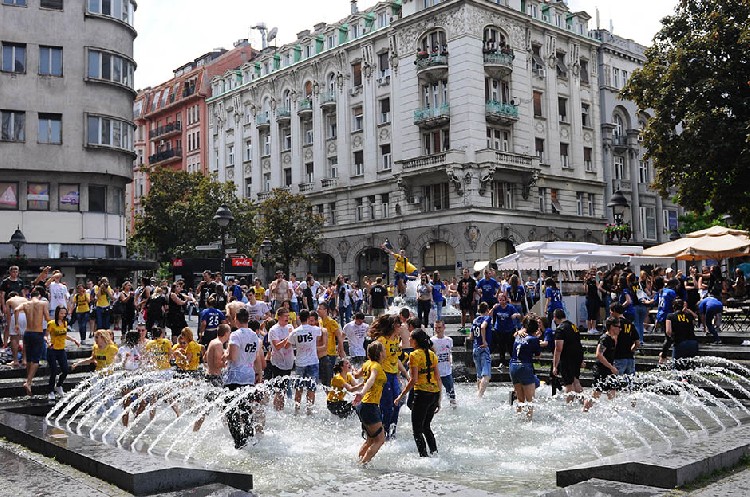 Купание выпускников школ в фонтанах Белграда