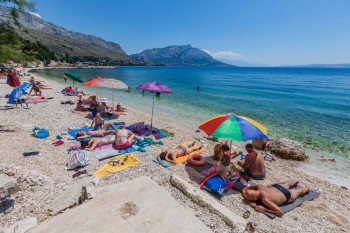 Пляж на хорватском курорте Дуги-Рат