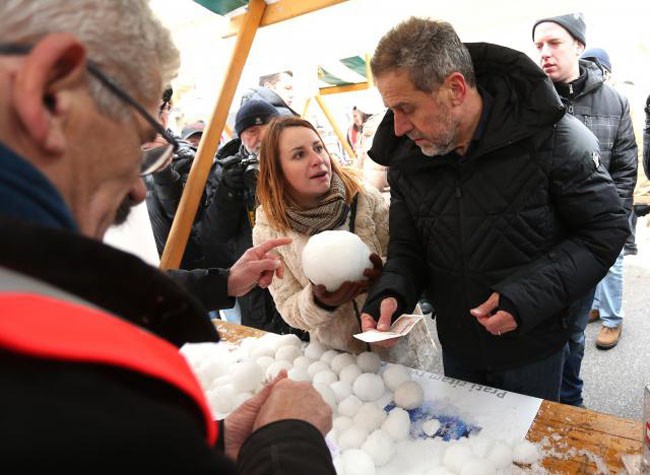Благотворительная игра в снежки с мэром Загреба