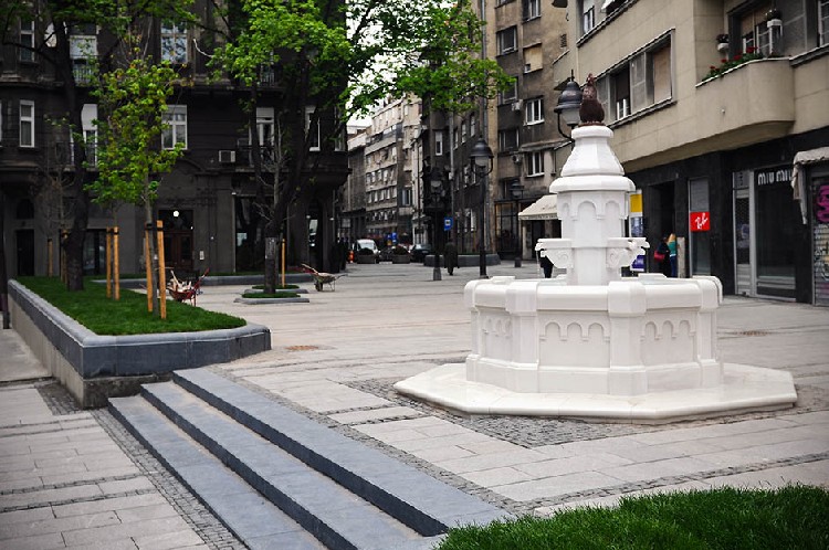 Площадь у фонтана "Красный петух" в Белграде