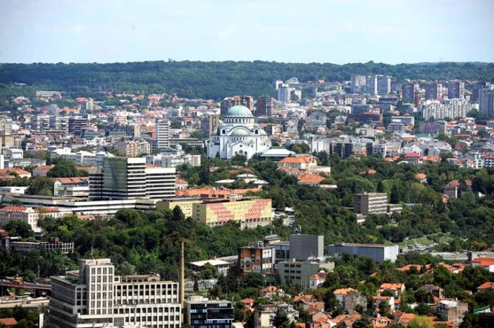 Храм Святого Саввы в окружении городской застройки Белграда