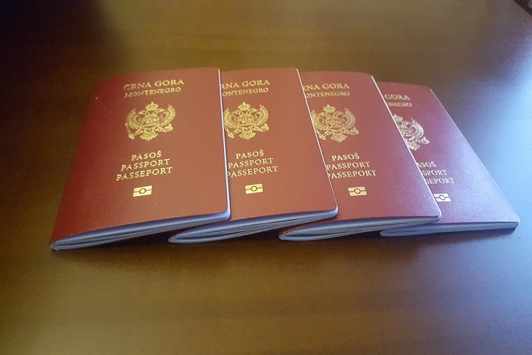 Черногорский паспорт. Фото: Mondo.me