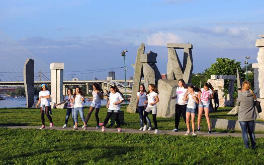 Занятие зумбой в зоне отдыха Ада-Циганлия в Белграде