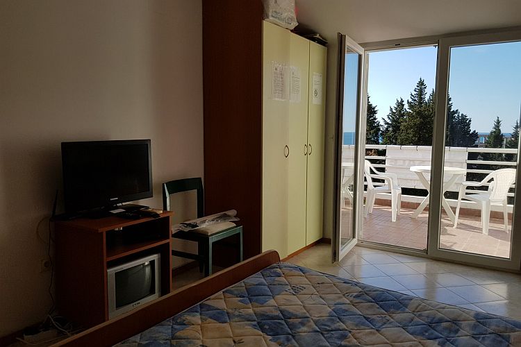 Недорогая квартира-студия с видом на море в Петроваце, Черногория