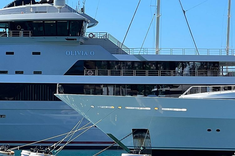 Яхта Olivia O в Porto Montenеgro в Тивате