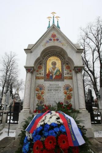 Возложение венков к могиле русского дипломата Николая Гартвига в Белграде