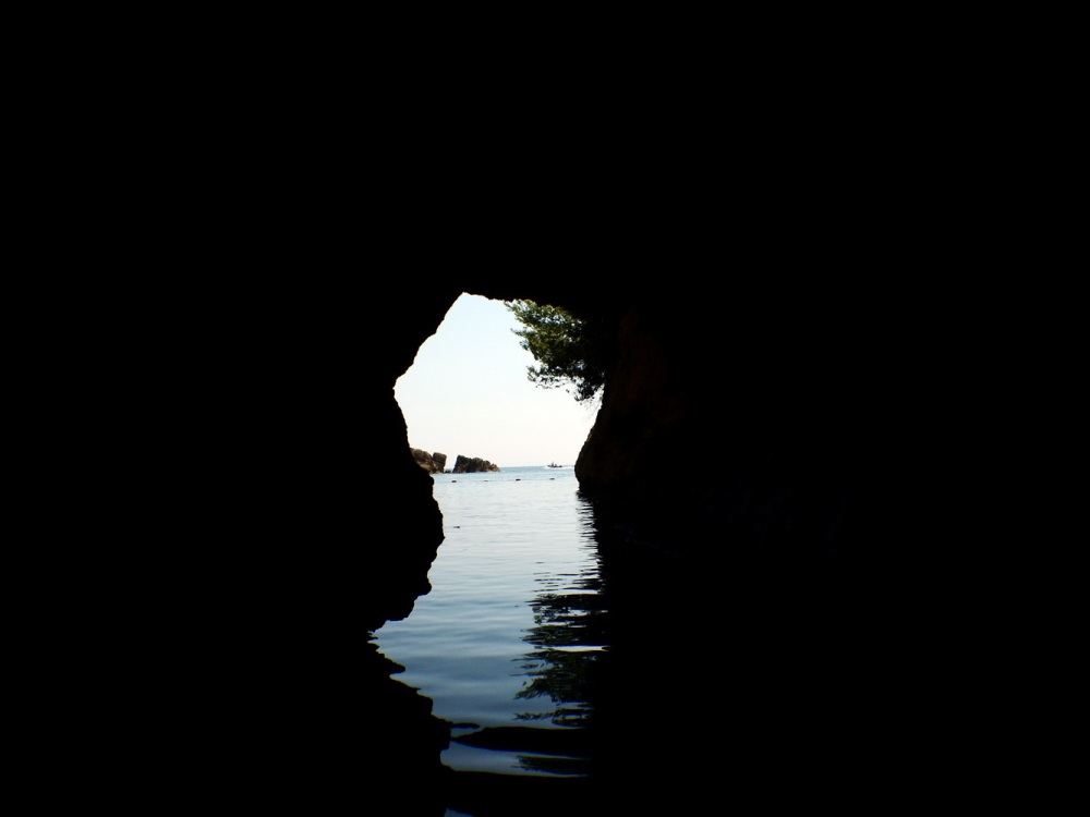 Морские пещеры рядом с городом Улцинь