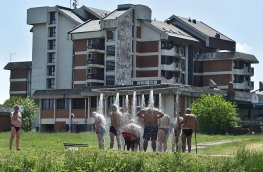 Душ с водой из термального источника в городе Обреновац