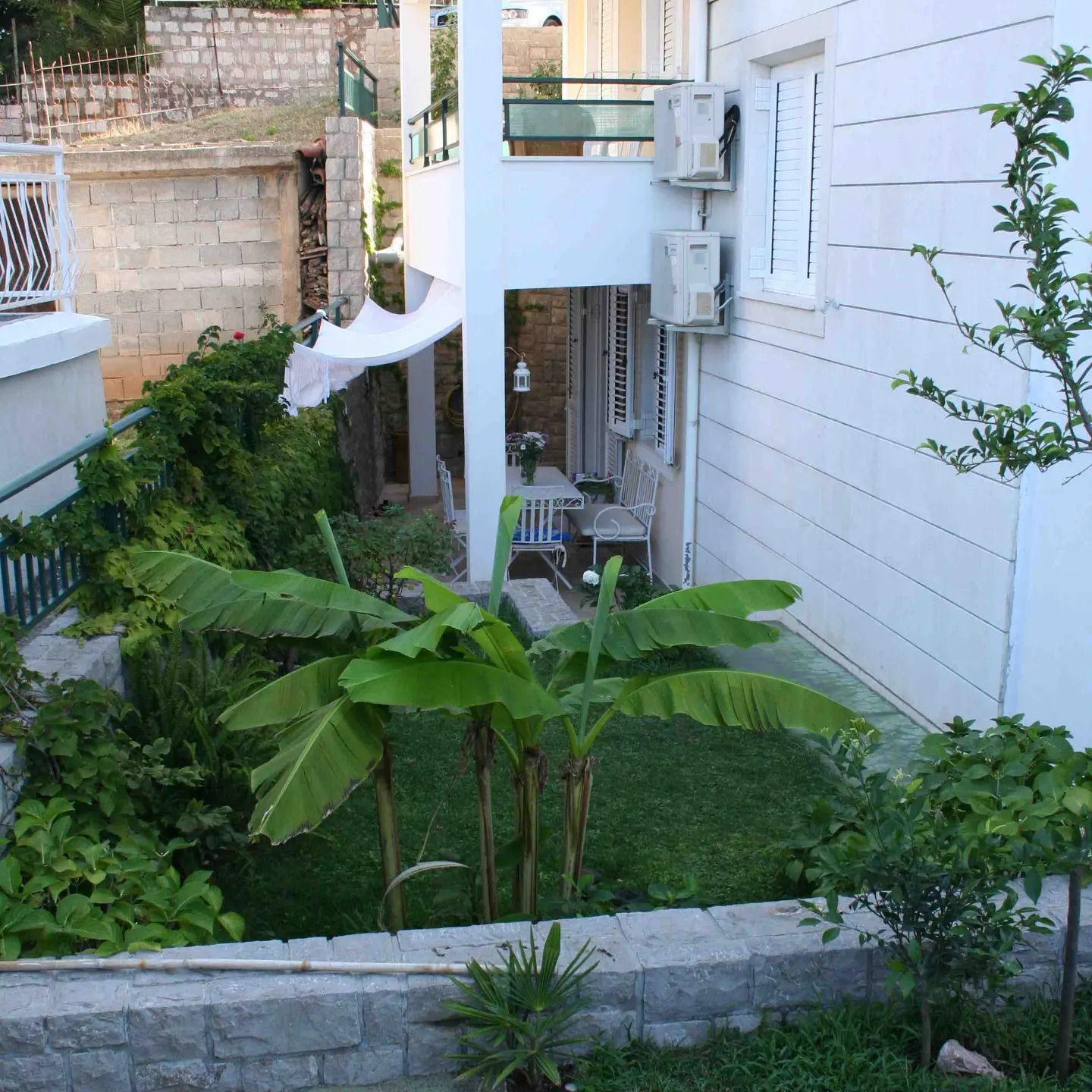 Двухкомнатная квартира с двориком в Петроваце, Черногория