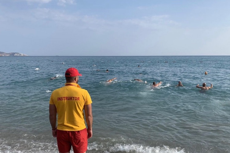 Спасатель на пляже в Черногории. Фото: Cdm
