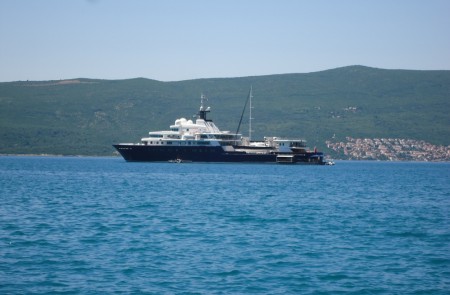 Яхта российского магната Евгения Швидлера причалила в Тивате Яхта Le Grand Bleu в Бока-Которской бухте. Фото: Vijesti.me, Siniša Luković