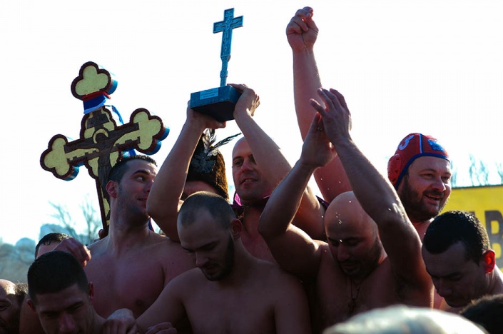 Заплыв за Богоявленским крестом в Белграде в январе 2016 г.