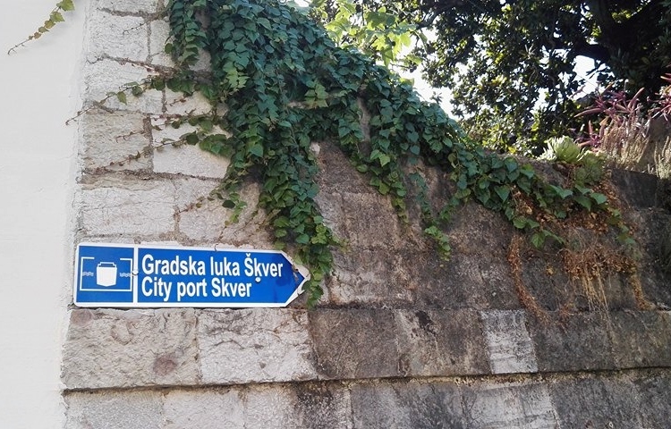 Информационный указатель на городской лестнице в Херце-Нови. Фото: Vijesti, Slavica Kosić