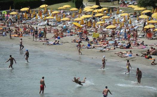 Заполненный отдыхающими пляж "Бачвице" в Сплите