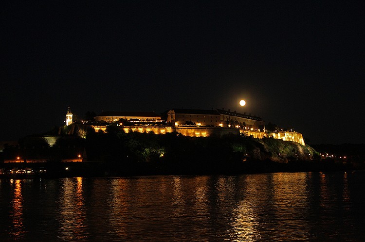 Месяц над Петроварадинской крепостью в июле 2016 г.