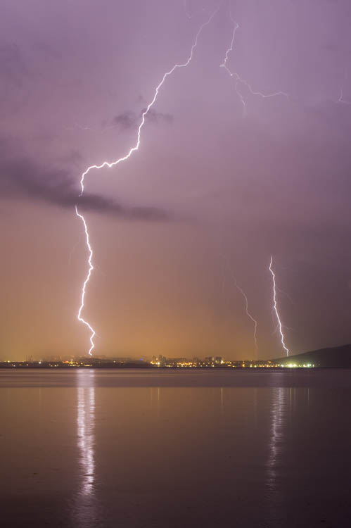 Молнии в небе над хорватским Каштел-Нови