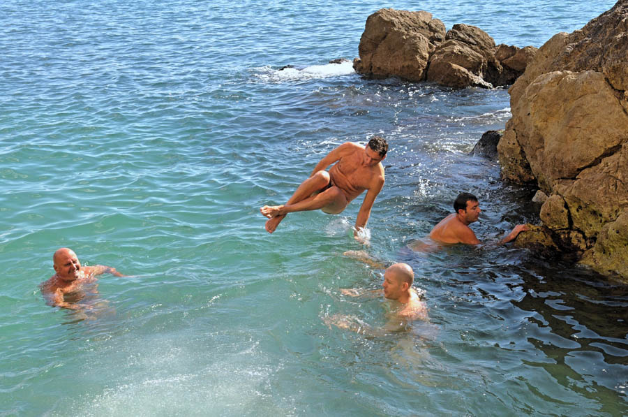 Февральское купание жителей Дубровника в Адриатическом море