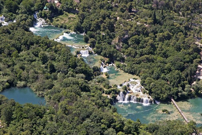 Каскады водопадов в национальном парке 