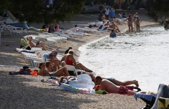 Пляж на курорте Макарска в Хорватии осенью