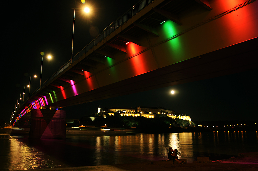 Месяц над Петроварадинской крепостью в июле 2016 г.