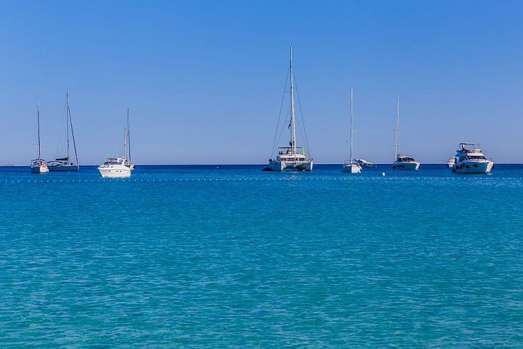 Пляж "Сакарун" на острове Дуги-Оток в июле 2016 г. 