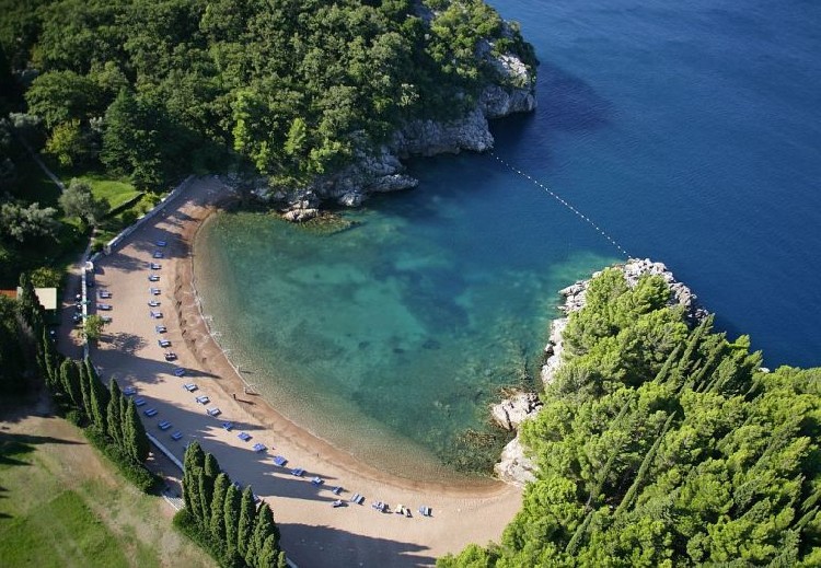 Пляж Королевы на Свети-Стефане - природная достопримечательность Черногории