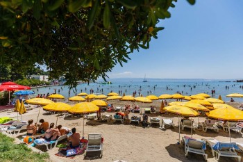 Пляж "Бачвице" в Сплите в разгар пляжного сезона