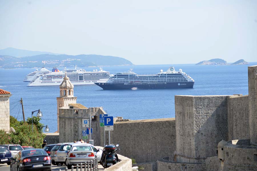 Лайнер Azamara Journey и его пассажиры в Дубровнике