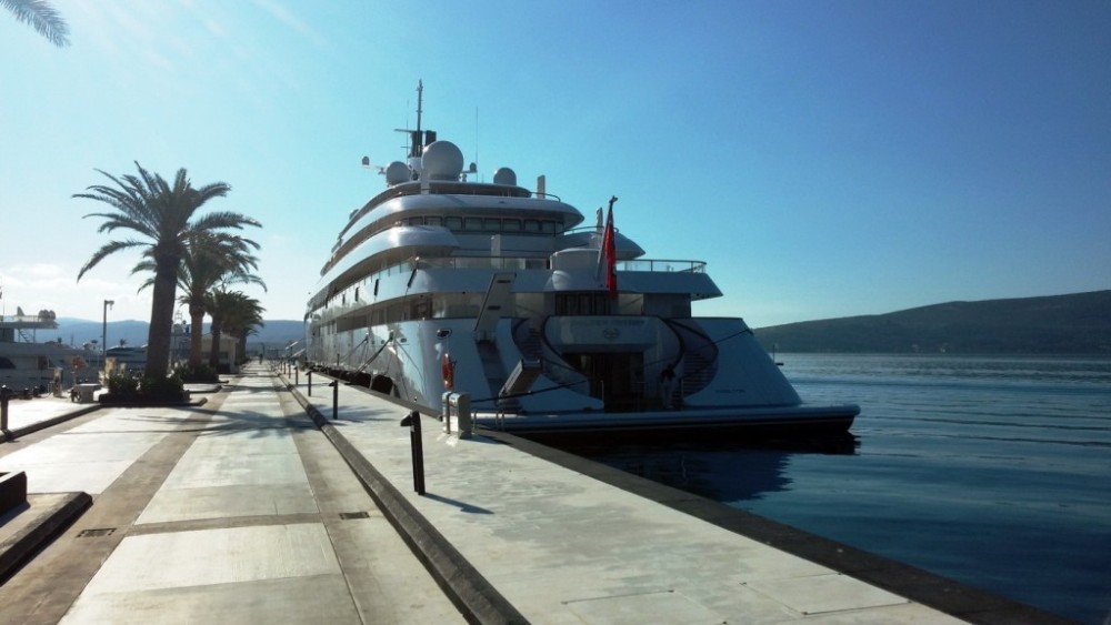 Яхта Golden Odyssey в марине "Порто Монтенегро" в Тивате