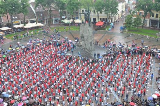 Танец выпускников средних школ в сербском Кралево