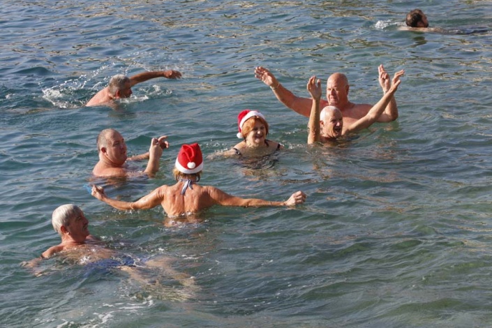Зимнее купание в хорватском городке Подгора