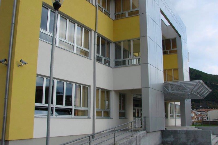 Школа в Будве, в районе Бабилония. Фото: Tehnika-informatika.com