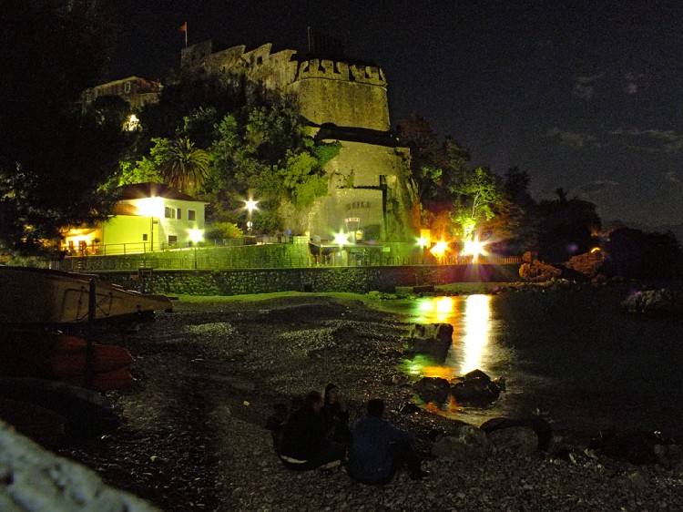 Крепость Форте-Маре ночью. Фото: Radiojadran.com