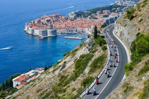 Акция поклонников скутера Vespa в Хорватии